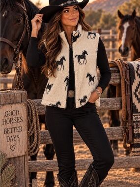 ✨Vintage✨Silver Threads Ivory Sherpa Zip-Up Vest with Black Horse Motif